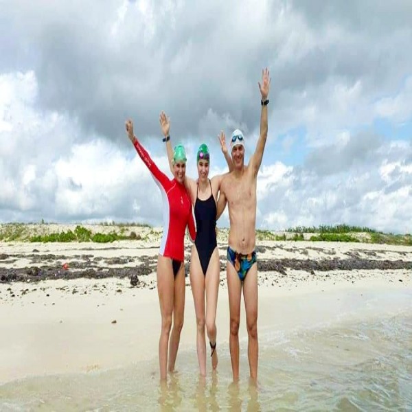 CRUZAN A NADO DE COZUMEL A PLAYA DEL CARMEN Y RECAUDAN NUEVE MIL DÓLARES